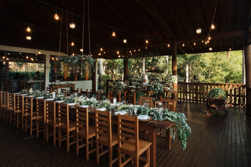 Ambiente com aproximadamente 150 m2, em estilo rústico, com assoalhos eteto em madeira, que conferem charme e aconchego ao espaço.Perfeito para ser utilizado como:• Recepção informal;• Lounge diferenciado com ambientação criativa.Versatilidade, conforto e estilo para compor seu evento com personalidade.
