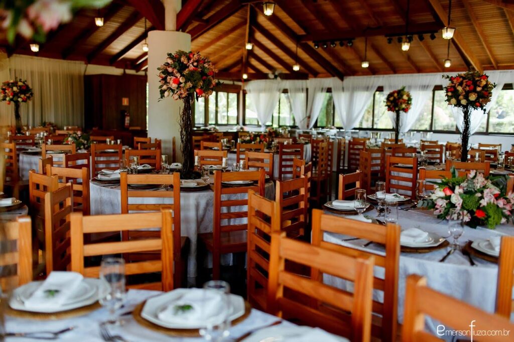 Com cerca de 300 m2, possui teto e janelas em madeira, criandoum ambiente acolhedor e sofisticado.• Mobiliário básico incluso: mesas e cadeiras em madeira;• Capacidade para até 200 pessoas sentadas (formato buffet);• Ou até 250 pessoas em formato coquetel;Perfeito para recepções com charme e conforto.
