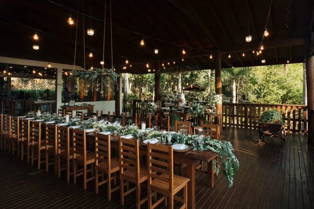 Ambiente com aproximadamente 150 m2, em estilo rústico, com assoalhos eteto em madeira, que conferem charme e aconchego ao espaço.Perfeito para ser utilizado como:• Recepção informal;• Lounge diferenciado com ambientação criativa.Versatilidade, conforto e estilo para compor seu evento com personalidade.
