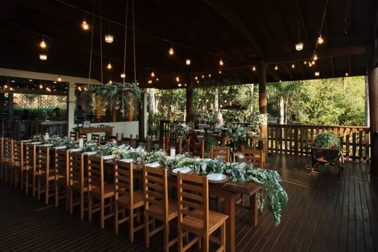 Ambiente com aproximadamente 150 m2, em estilo rústico, com assoalhos eteto em madeira, que conferem charme e aconchego ao espaço.Perfeito para ser utilizado como:• Recepção informal;• Lounge diferenciado com ambientação criativa.Versatilidade, conforto e estilo para compor seu evento com personalidade.