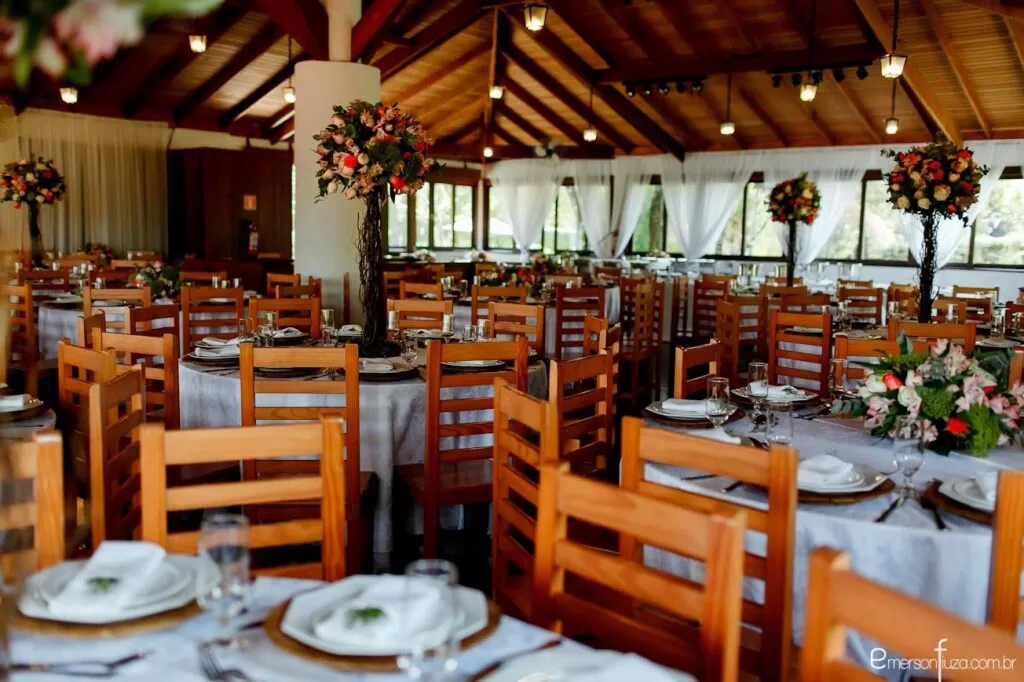 Com cerca de 300 m2, possui teto e janelas em madeira, criandoum ambiente acolhedor e sofisticado.• Mobiliário básico incluso: mesas e cadeiras em madeira;• Capacidade para até 200 pessoas sentadas (formato buffet);• Ou até 250 pessoas em formato coquetel;Perfeito para recepções com charme e conforto.