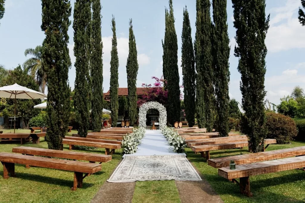 Espaço surpreendente com elegantes ciprestes italianos — símboloda identidade da Villa Dei Nonni.Conta com amplos gramados e um charmoso gazebo, criando umcenário perfeito para momentos inesquecíveis e fotos encantadoras.Espaço surpreendente com elegantes ciprestes italianos — símboloda identidade da Villa Dei Nonni.Conta com amplos gramados e um charmoso gazebo, criando umcenário perfeito para momentos inesquecíveis e fotos encantadoras.