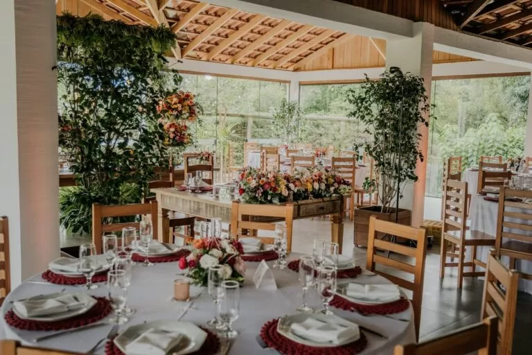 Conhecido como “Salão de Vidro”, oferece aproximadamente280 m2 de espaço versátil e elegante.•Área de bar anexa com 40 m2;•Integração com bay window deum lado e pérgola do outro;•Acesso ao mini deck com vista para o espelho d’água;• Pista de dança com tratamento acústico, ideal para festasanimadas sem comprometero conforto dos convidados.